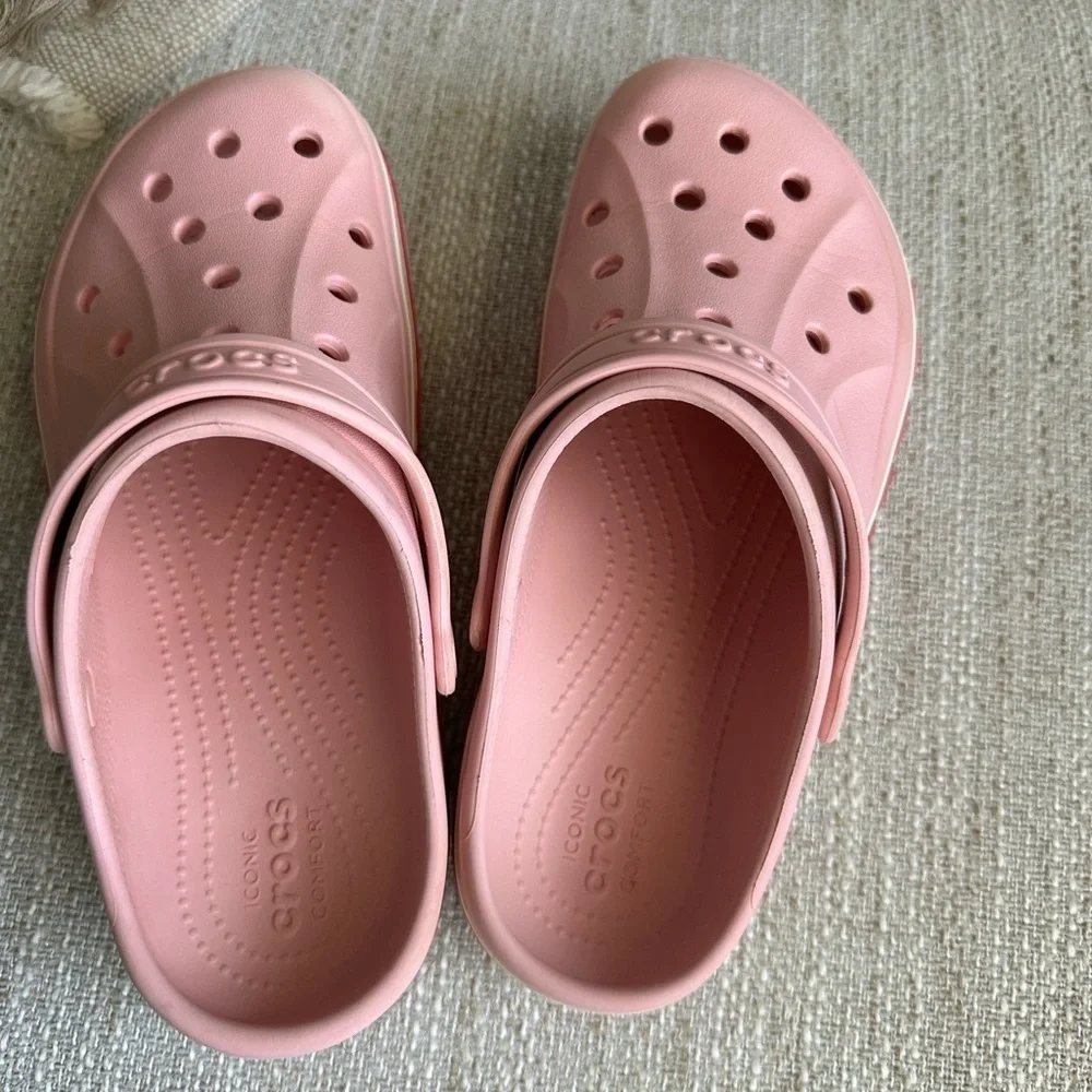 💝 CROCS Kids J 3 light pink with white and  red logo used but great condition.